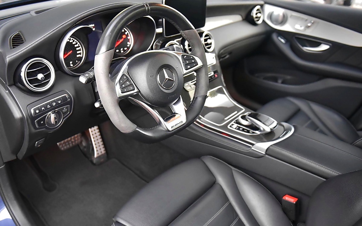 Mercedes-Benz GLC 43 AMG cockpit in Plus: verzorgd en natuurlijk beeld met scherpere details, open schaduwen en een zachte lakglans