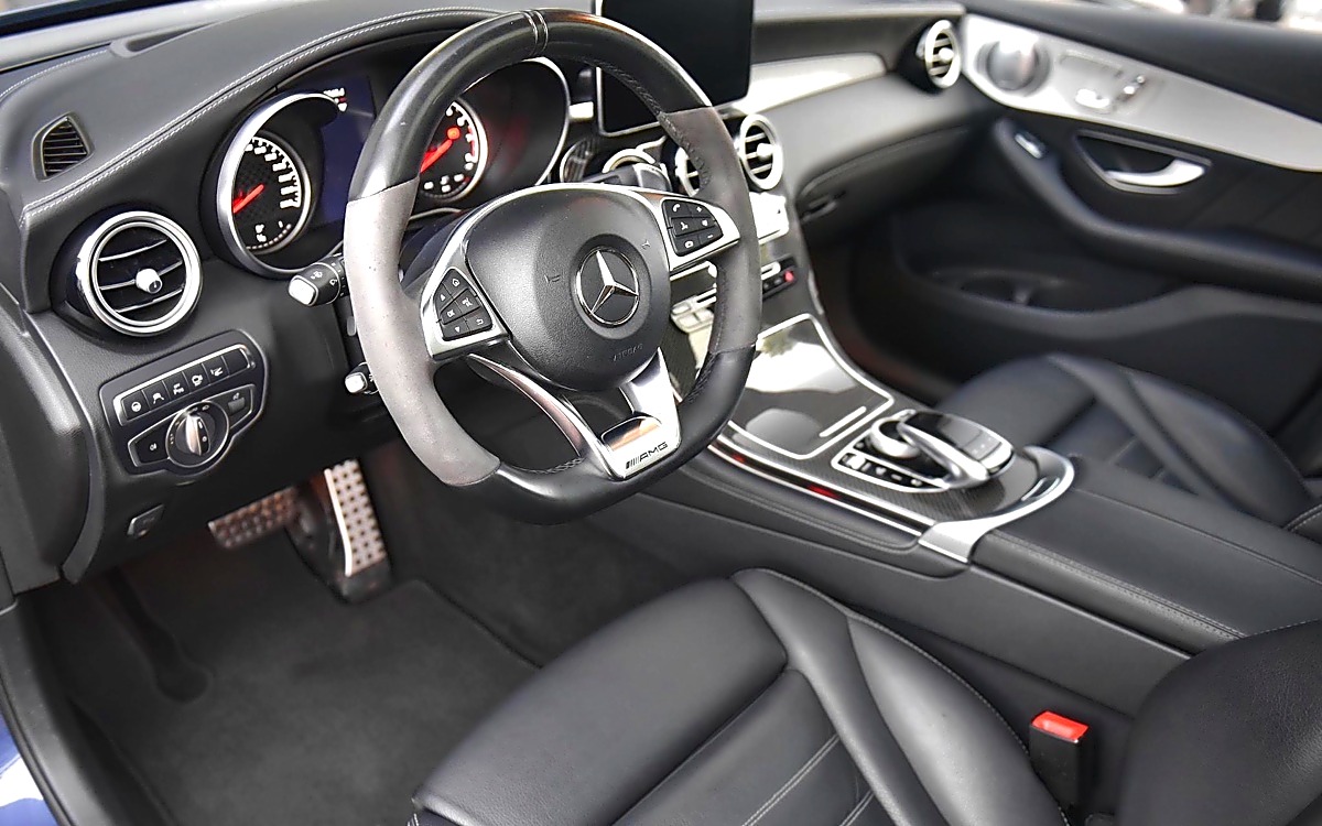 Mercedes-Benz GLC 43 AMG cockpit in Ultra: maximale diepte en krachtig contrast met messcherpe lijnen en een volle showroomglans